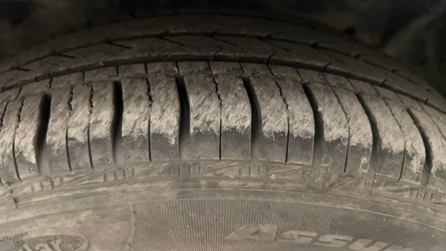 Used 2016 Ford Figo Aspire Titanium 1.2 Ti-VCT Petrol Manual tyres RIGHT FRONT TYRE TREAD VIEW