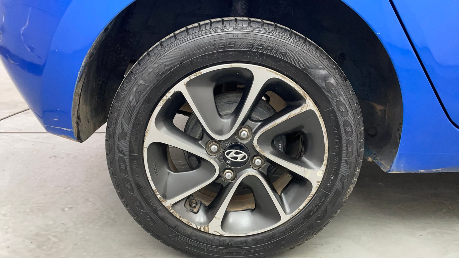 Used 2019 Hyundai Grand i10 Sportz AT 1.2 Kappa VTVT Petrol Automatic tyres RIGHT REAR TYRE RIM VIEW