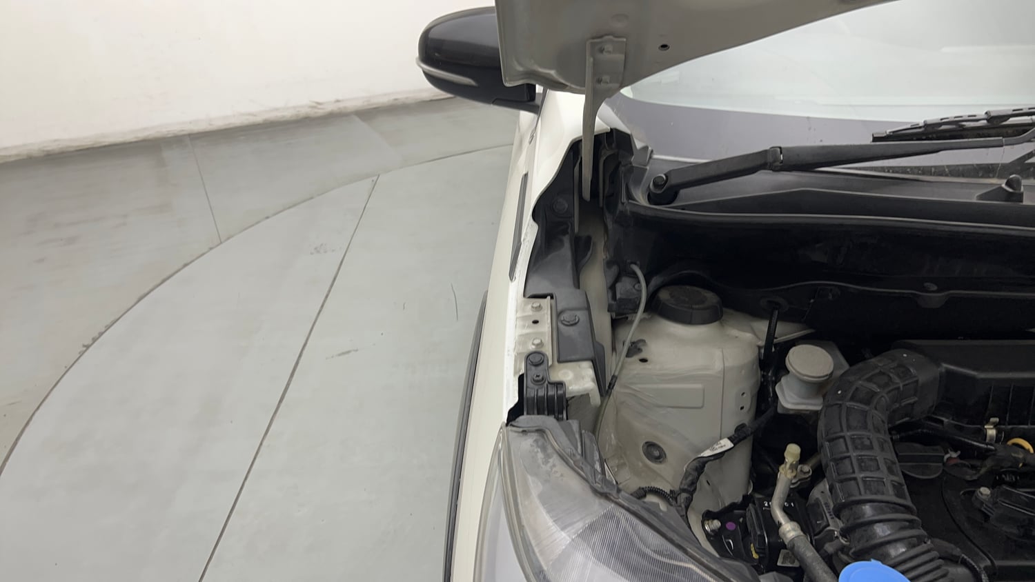 Used 2021 Maruti Suzuki XL6 Zeta MT Petrol Petrol Manual engine ENGINE RIGHT SIDE HINGE & APRON VIEW