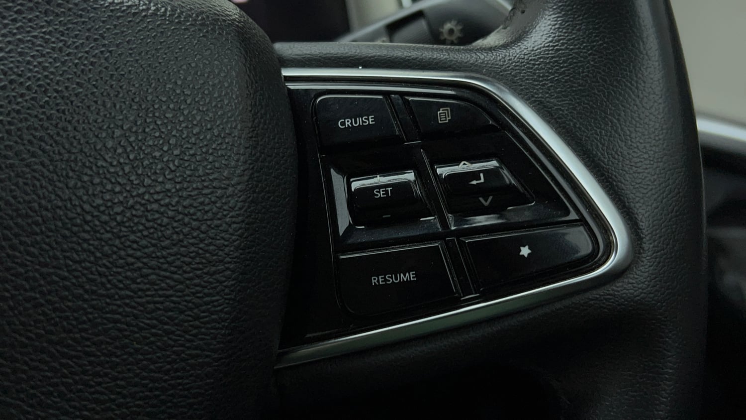 Used 2022 Mahindra XUV700 AX 7 Petrol MT 7 STR Petrol Manual top_features Cruise control