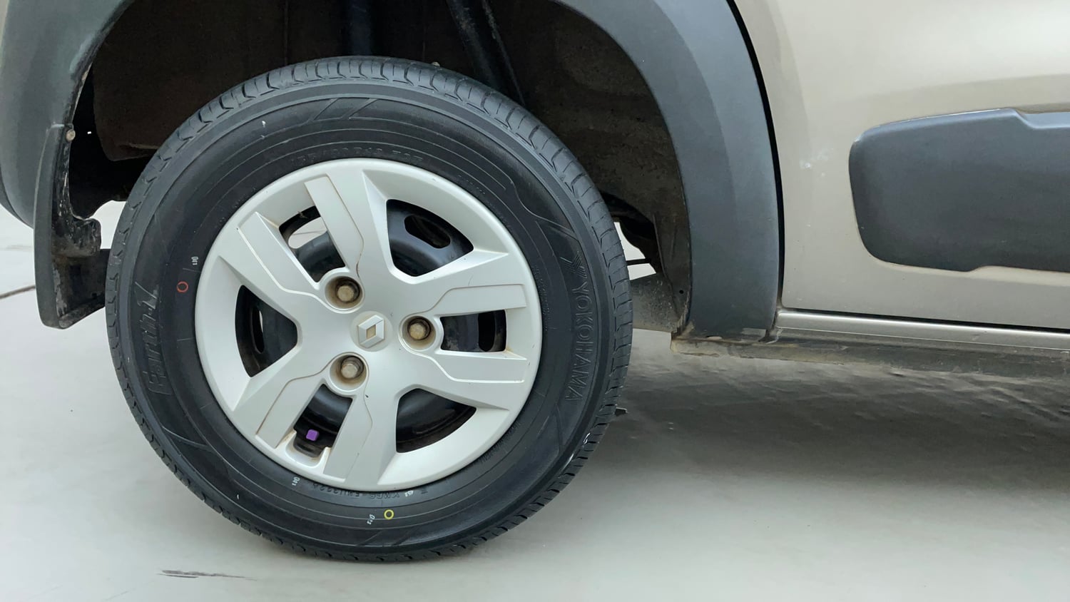 Used 2016 Renault Kwid RXL Petrol Manual tyres RIGHT REAR TYRE RIM VIEW