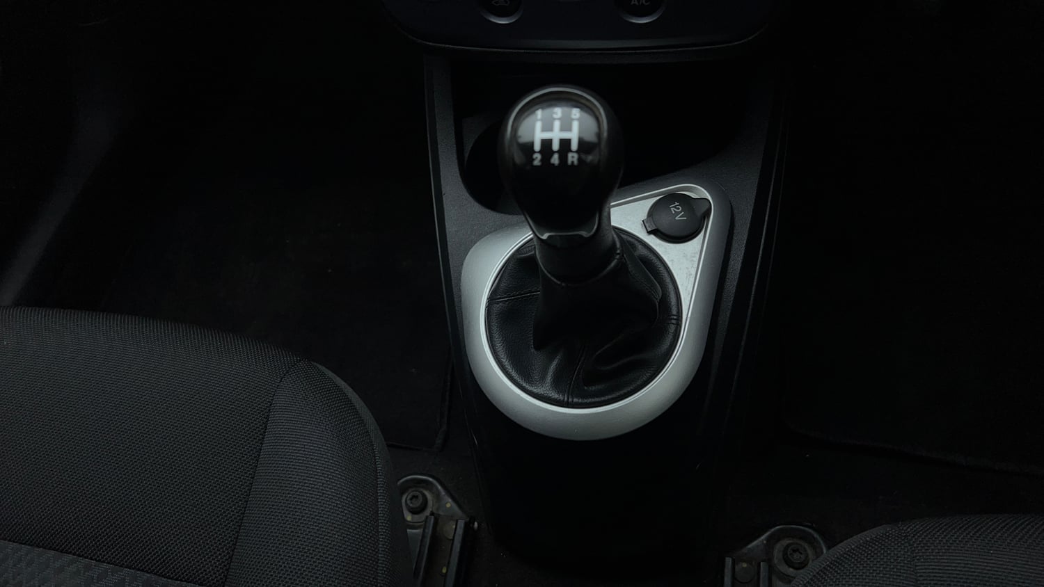 Used 2014 Ford Figo Duratec Petrol EXI 1.2 Petrol Manual interior GEAR  KNOB VIEW