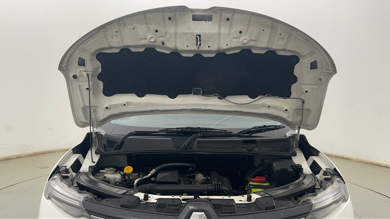 Used 2023 Renault Kiger RXZ AMT Dual Tone Petrol Automatic engine ENGINE & BONNET OPEN FRONT VIEW