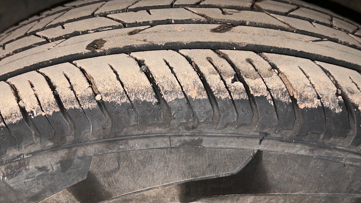 Used 2023 Nissan Magnite XL Petrol Manual tyres LEFT FRONT TYRE TREAD VIEW