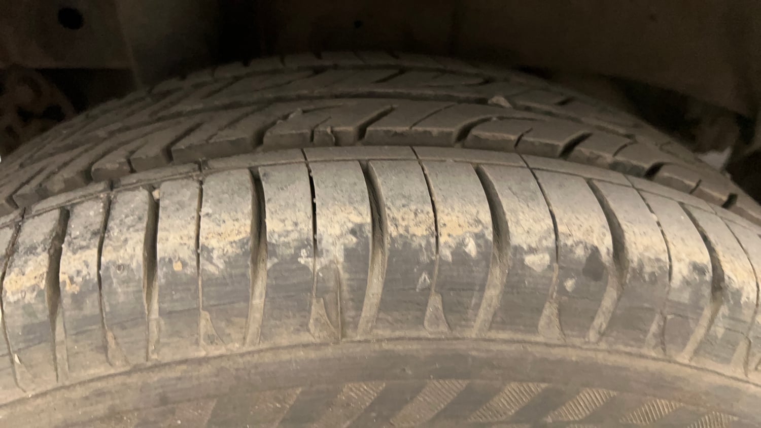 Used 2016 Mahindra KUV100 K4 5 STR Petrol Manual tyres RIGHT REAR TYRE TREAD VIEW