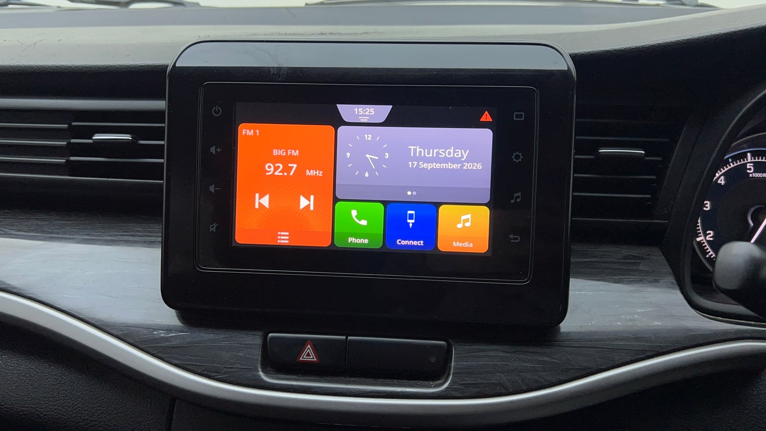 Used 2021 Maruti Suzuki XL6 Zeta MT Petrol Petrol Manual top_features Integrated (in-dash) music system