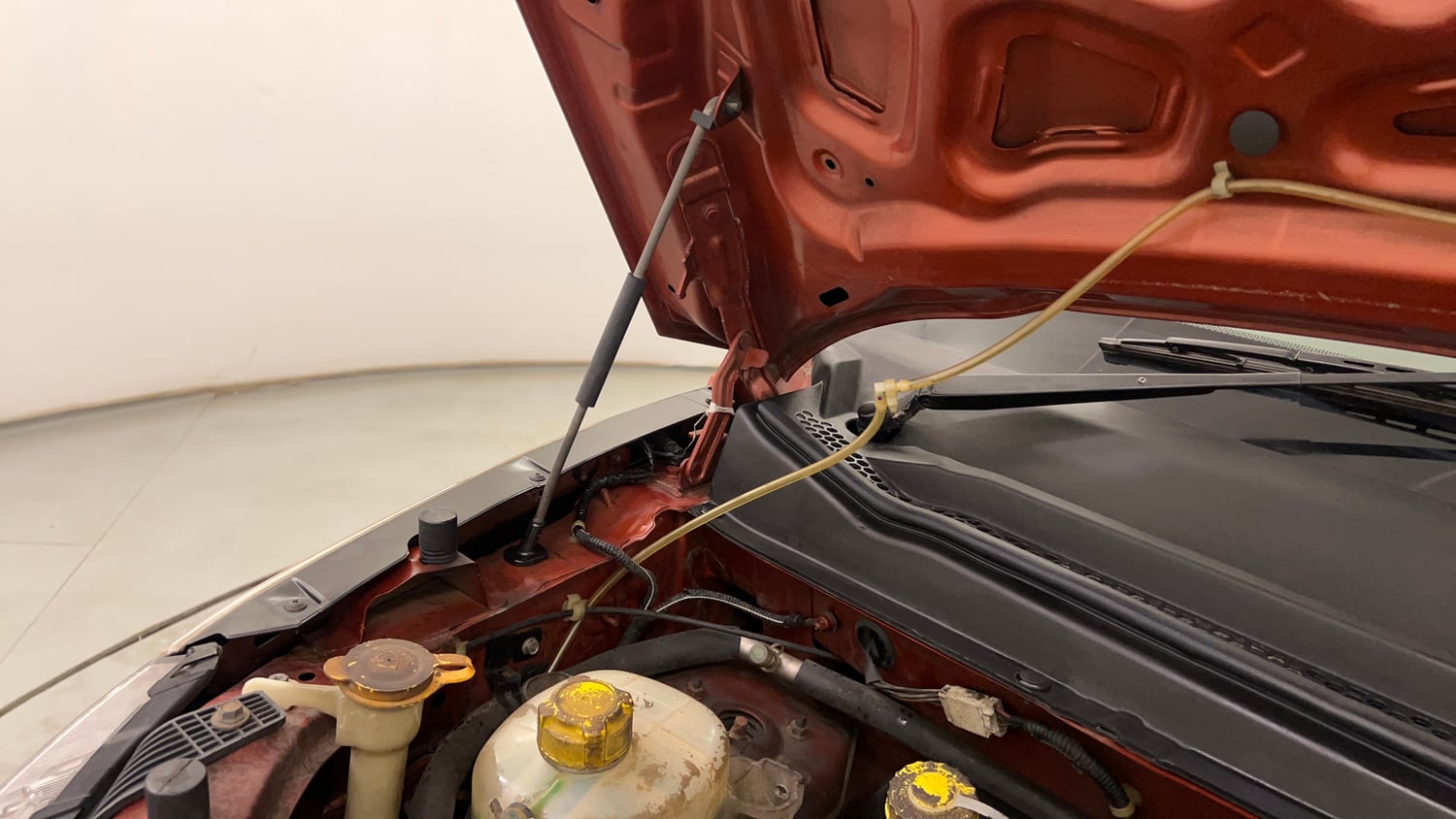 Used 2016 Mahindra KUV100 K4 5 STR Petrol Manual engine ENGINE RIGHT SIDE HINGE & APRON VIEW