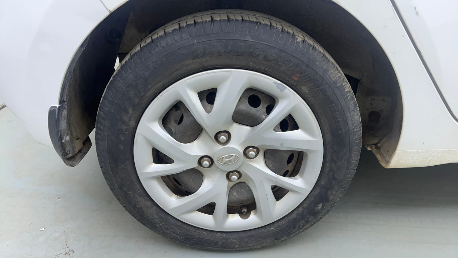 Used 2017 Hyundai Grand i10 Sportz (O) 1.2 Kappa VTVT Petrol Manual tyres RIGHT REAR TYRE RIM VIEW