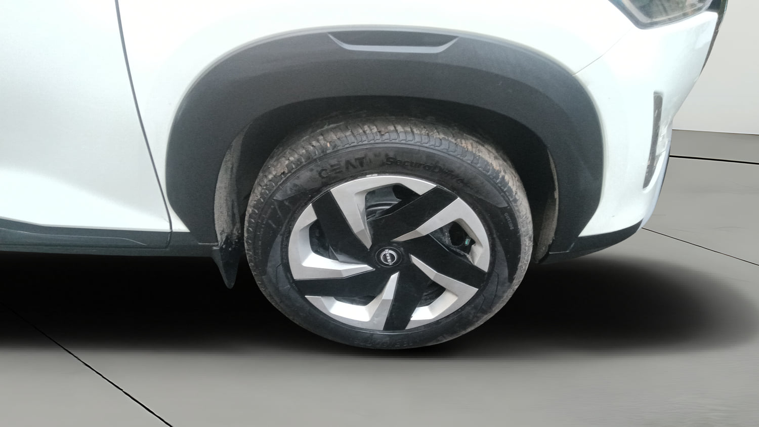 Used 2026 Nissan Magnite Acenta B4D 1.0 Petrol AMT Petrol Automatic tyres RIGHT FRONT TYRE RIM VIEW