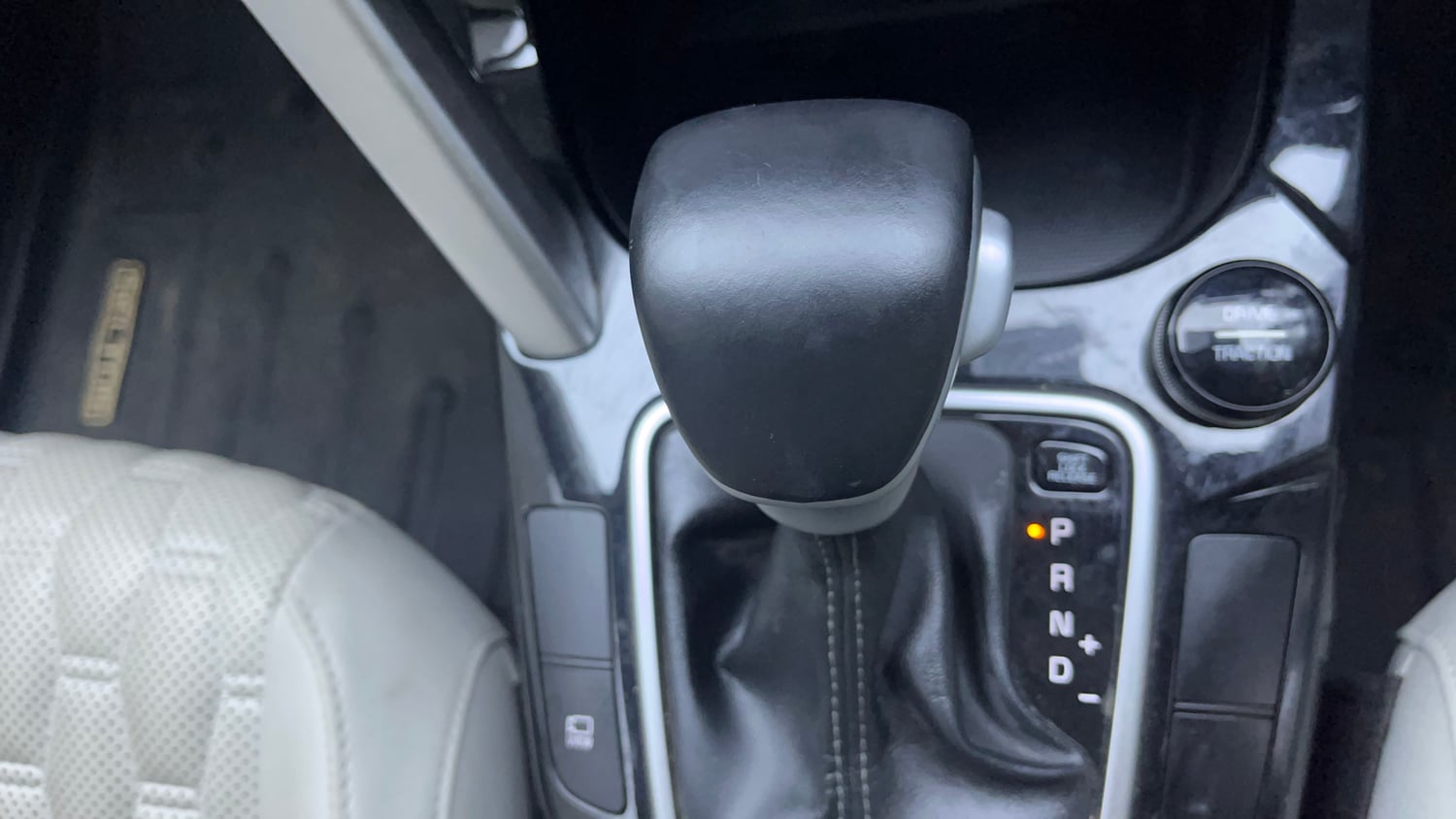 Used 2023 Kia Seltos HTX 1.5 Diesel AT Diesel Automatic interior GEAR  KNOB VIEW