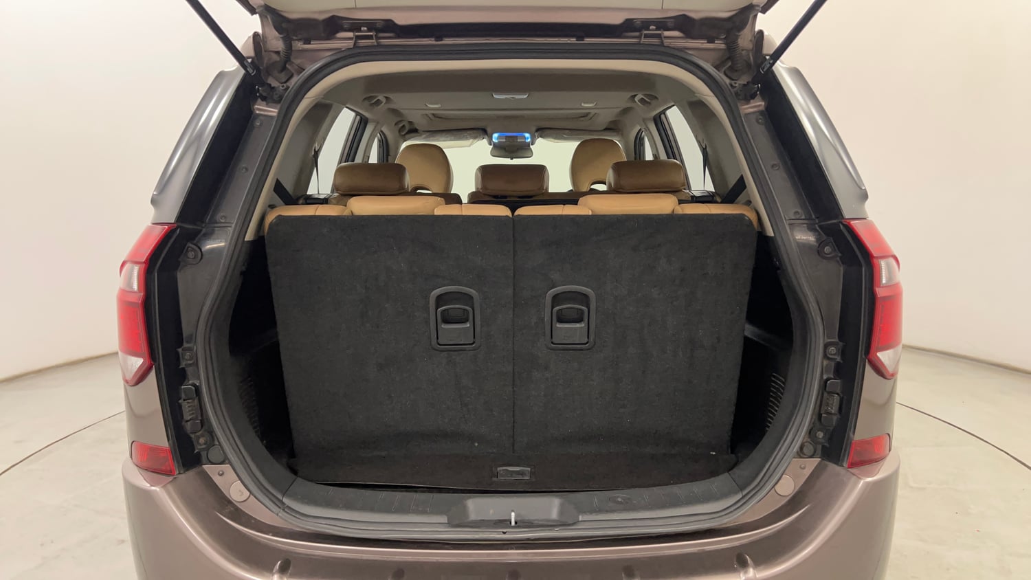 Used 2021 Mahindra XUV500 W11 Diesel Manual interior DICKY INSIDE VIEW
