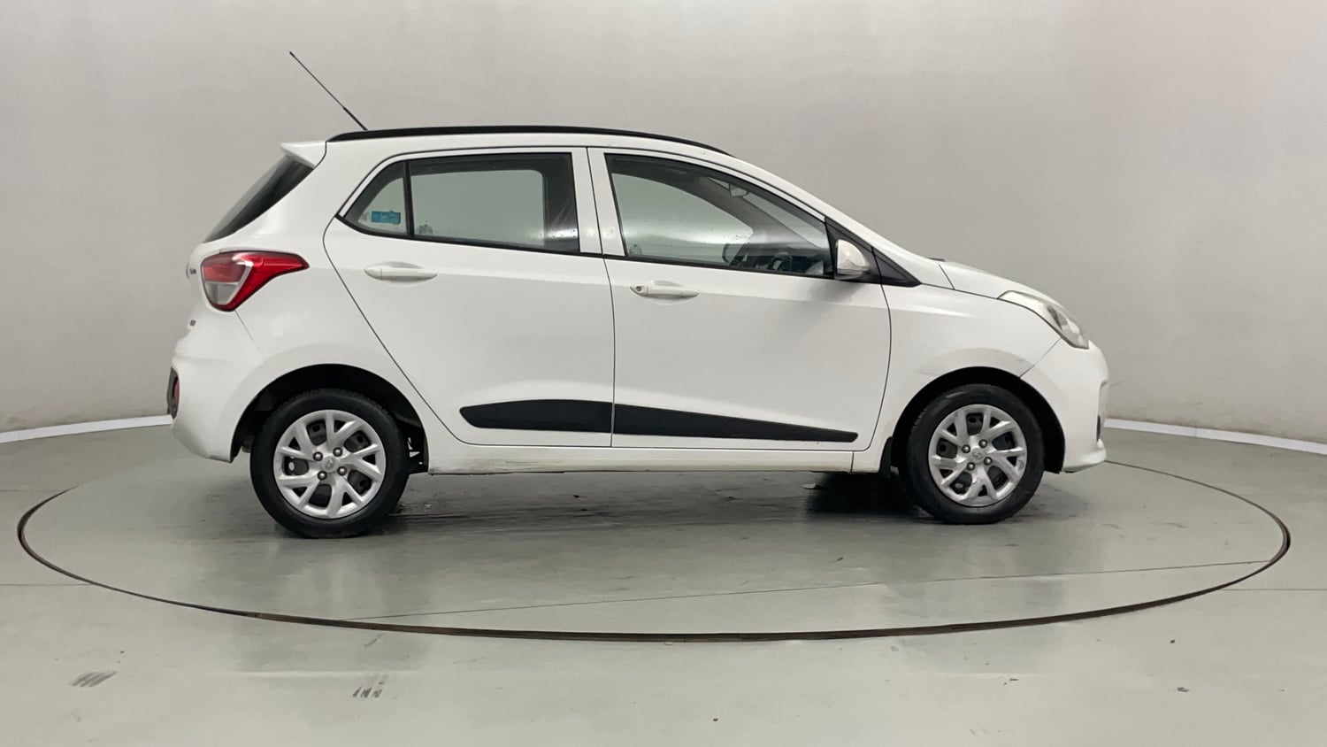 Used 2017 Hyundai Grand i10 Sportz (O) 1.2 Kappa VTVT Petrol Manual exterior RIGHT SIDE VIEW