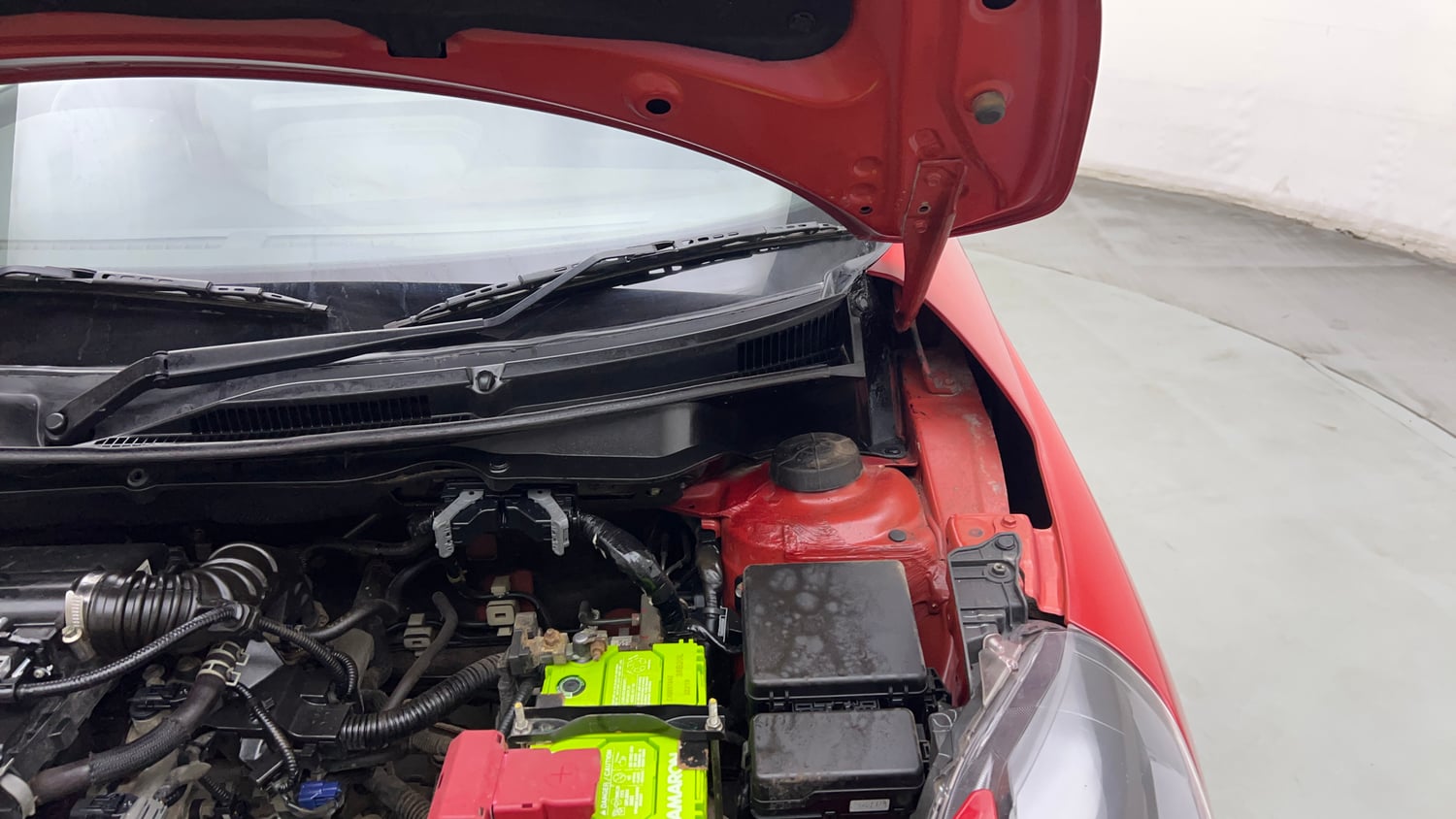 Used 2024 Maruti Suzuki Swift VXi (O) Petrol Manual engine ENGINE LEFT SIDE HINGE & APRON VIEW
