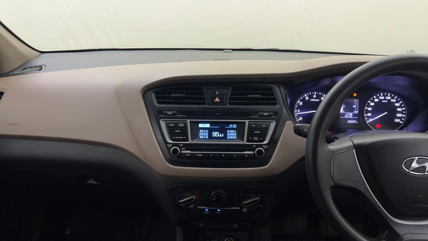 Used 2017 Hyundai Elite i20 Magna Executive 1.2 Petrol Manual interior MUSIC SYSTEM & AC CONTROL VIEW