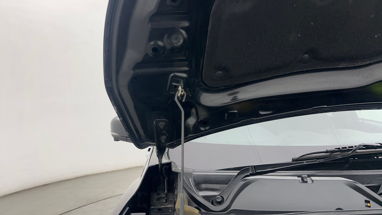 Used 2023 Nissan Magnite XV Premium Turbo Petrol Manual engine ENGINE RIGHT SIDE HINGE & APRON VIEW