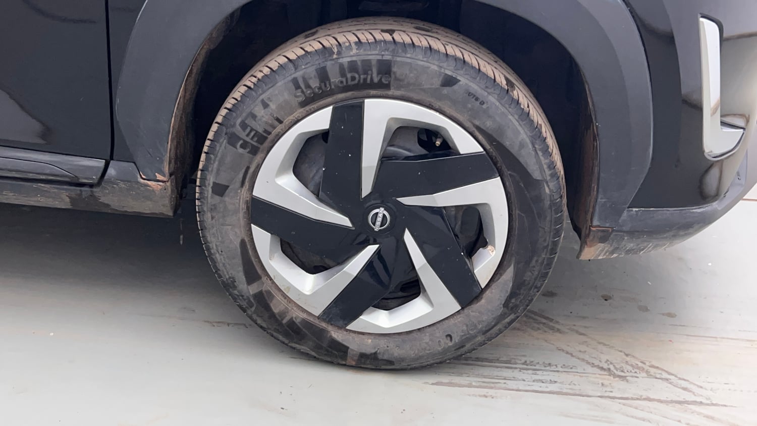Used 2023 Nissan Magnite XL Petrol Manual tyres RIGHT FRONT TYRE RIM VIEW