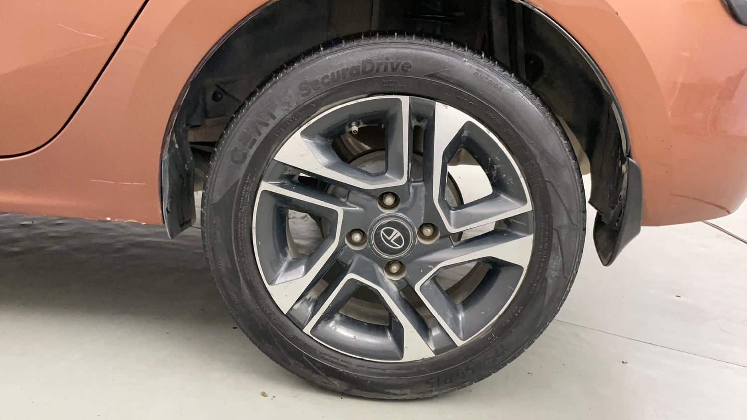 Used 2018 Tata Tigor Revotron XZ (O) Petrol Manual tyres LEFT REAR TYRE RIM VIEW