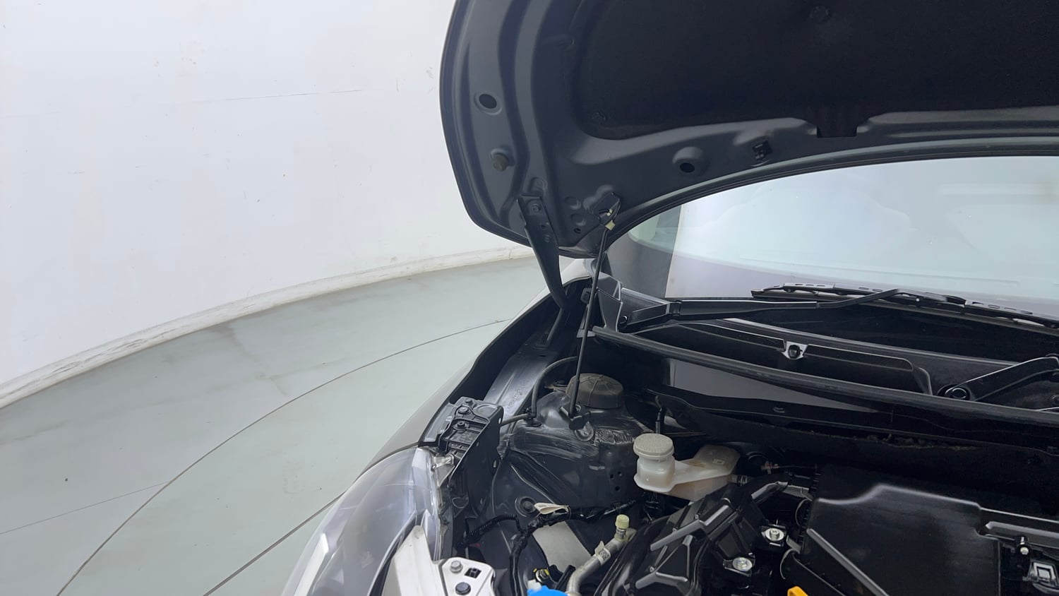 Used 2025 Maruti Suzuki Swift VXi Petrol Manual engine ENGINE RIGHT SIDE HINGE & APRON VIEW