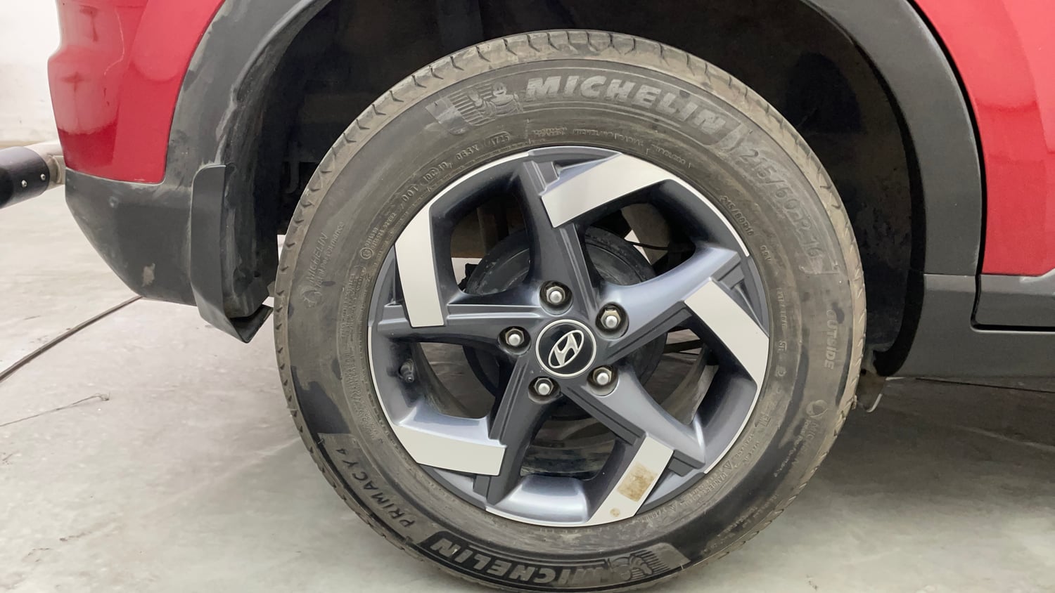 Used 2022 Hyundai Venue SX 1.0 Turbo Petrol Manual tyres RIGHT REAR TYRE RIM VIEW
