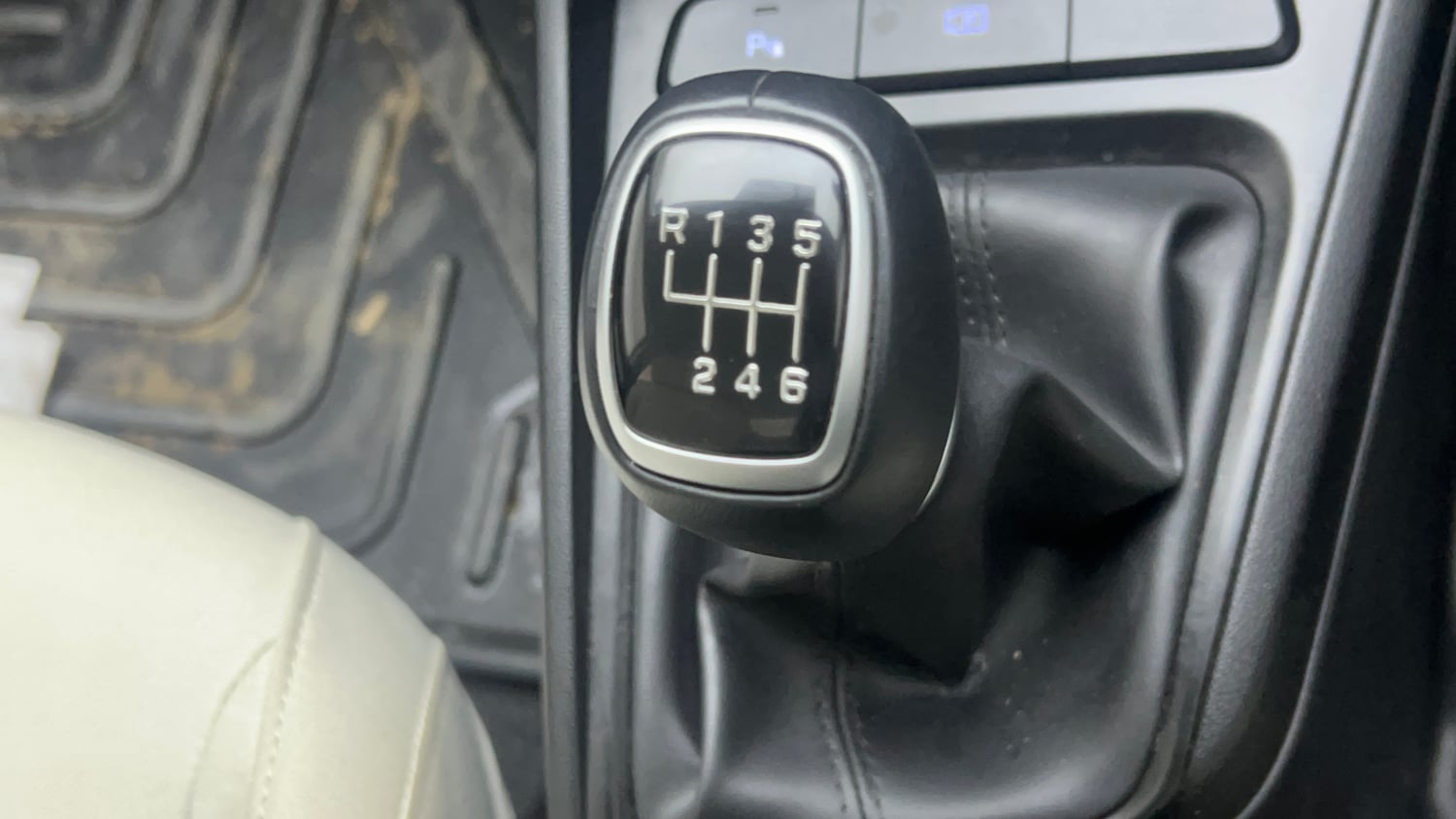 Used 2024 Hyundai Verna SX 1.5 Petrol MT Petrol Manual interior GEAR  KNOB VIEW
