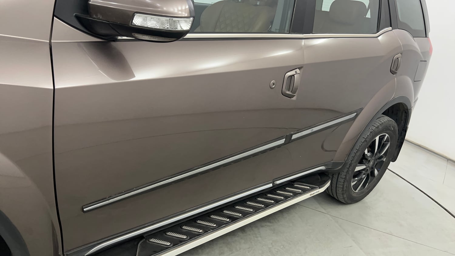 Used 2021 Mahindra XUV500 W11 Diesel Manual dents MINOR SCRATCH