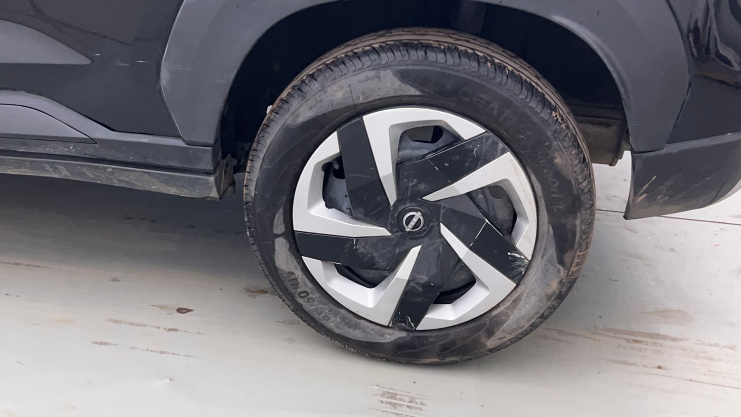 Used 2023 Nissan Magnite XL Petrol Manual tyres LEFT REAR TYRE RIM VIEW