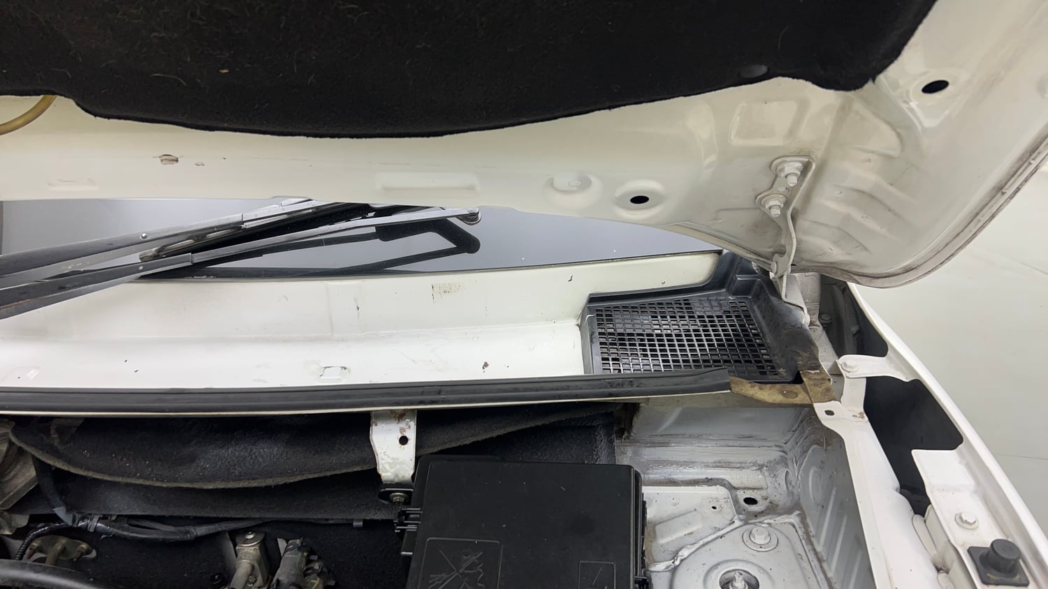Used 2017 Renault Kwid 1.0 RXT Petrol Manual engine ENGINE LEFT SIDE HINGE & APRON VIEW
