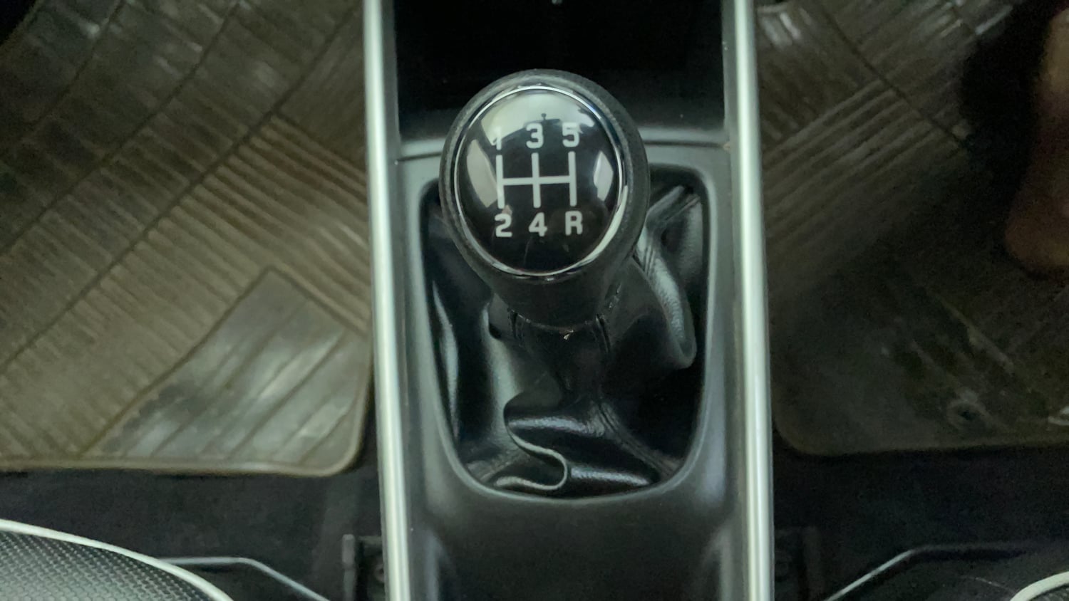 Used 2016 Maruti Suzuki Baleno Delta 1.2 Petrol Manual interior GEAR  KNOB VIEW
