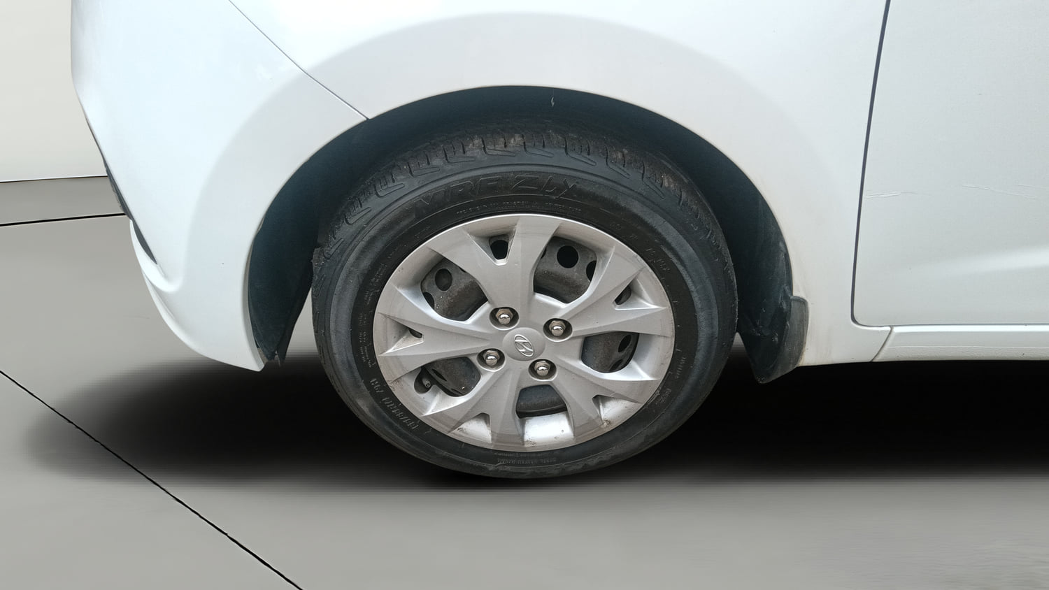 Used 2016 Hyundai Grand i10 Magna 1.2 Kappa VTVT Petrol Manual tyres LEFT FRONT TYRE RIM VIEW