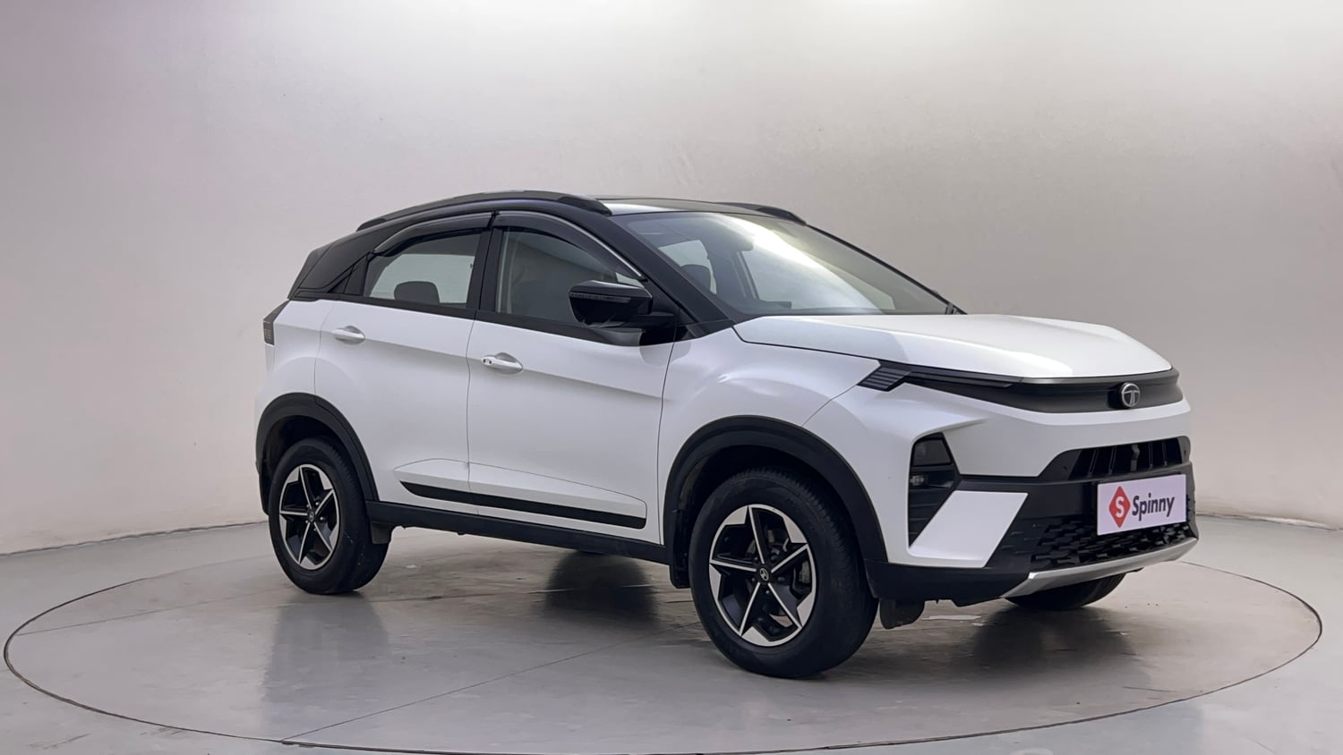 Used 2025 Tata Nexon Fearless Plus (PS) 1.2 Petrol DCA Dual Tone Petrol Automatic exterior RIGHT FRONT CORNER VIEW