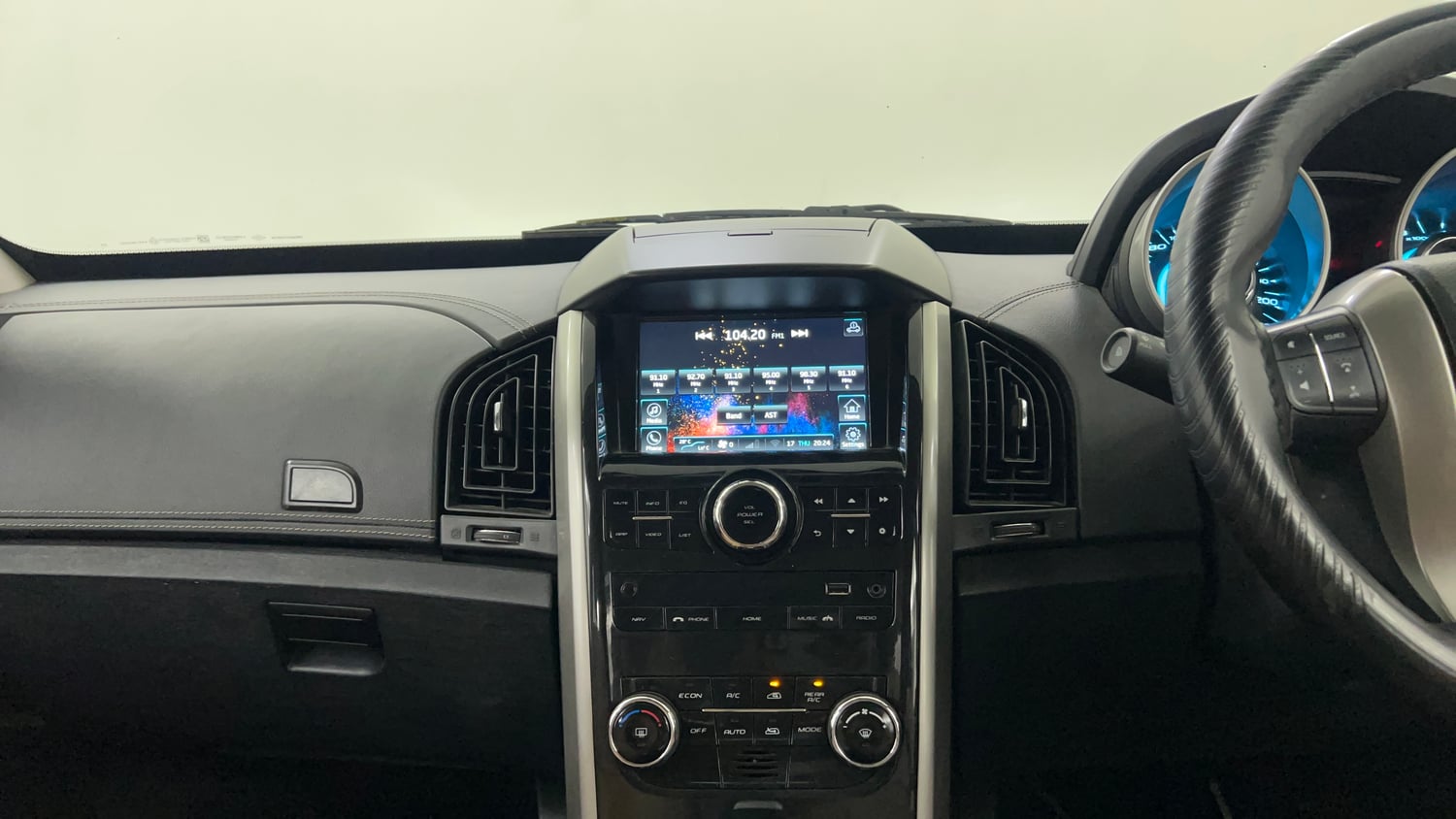 Used 2021 Mahindra XUV500 W11 Diesel Manual interior MUSIC SYSTEM & AC CONTROL VIEW