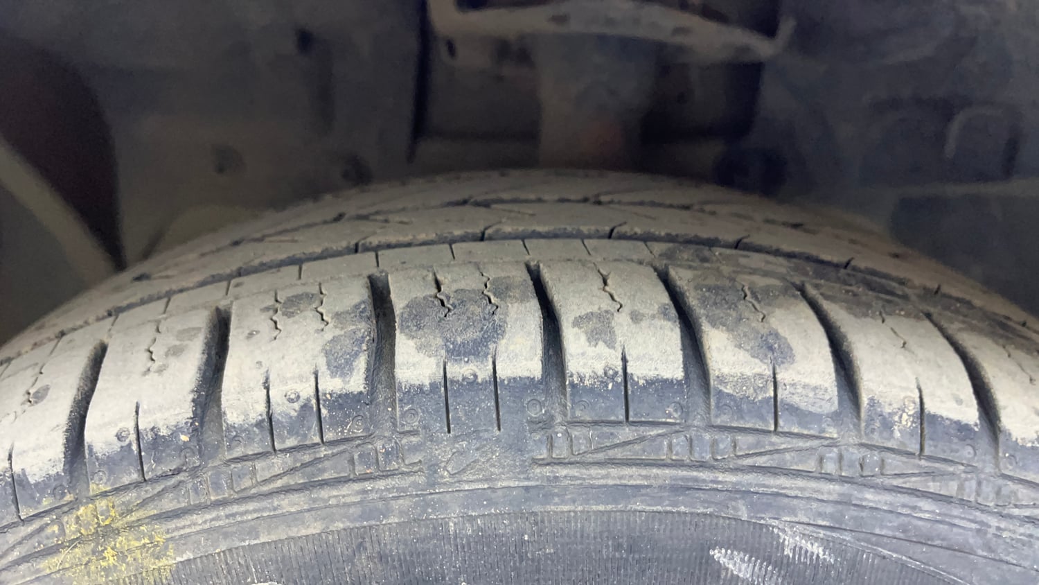 Used 2016 Ford Figo Trend 1.2 Ti-VCT Petrol Manual tyres LEFT FRONT TYRE TREAD VIEW