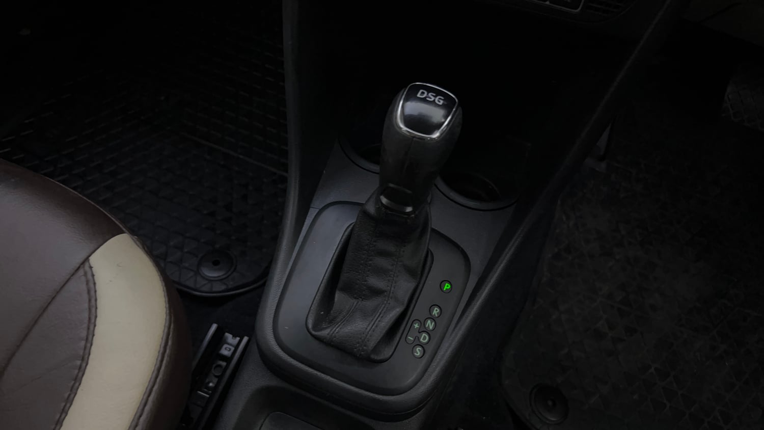Used 2019 Skoda Rapid Ambition 1.5 TDI AT Diesel Automatic interior GEAR  KNOB VIEW