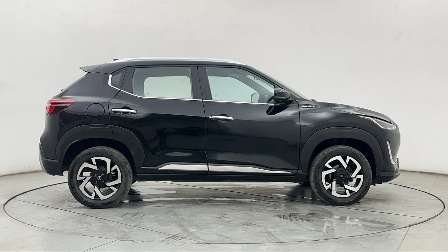 Used 2023 Nissan Magnite XV Premium Turbo Petrol Manual exterior RIGHT SIDE VIEW