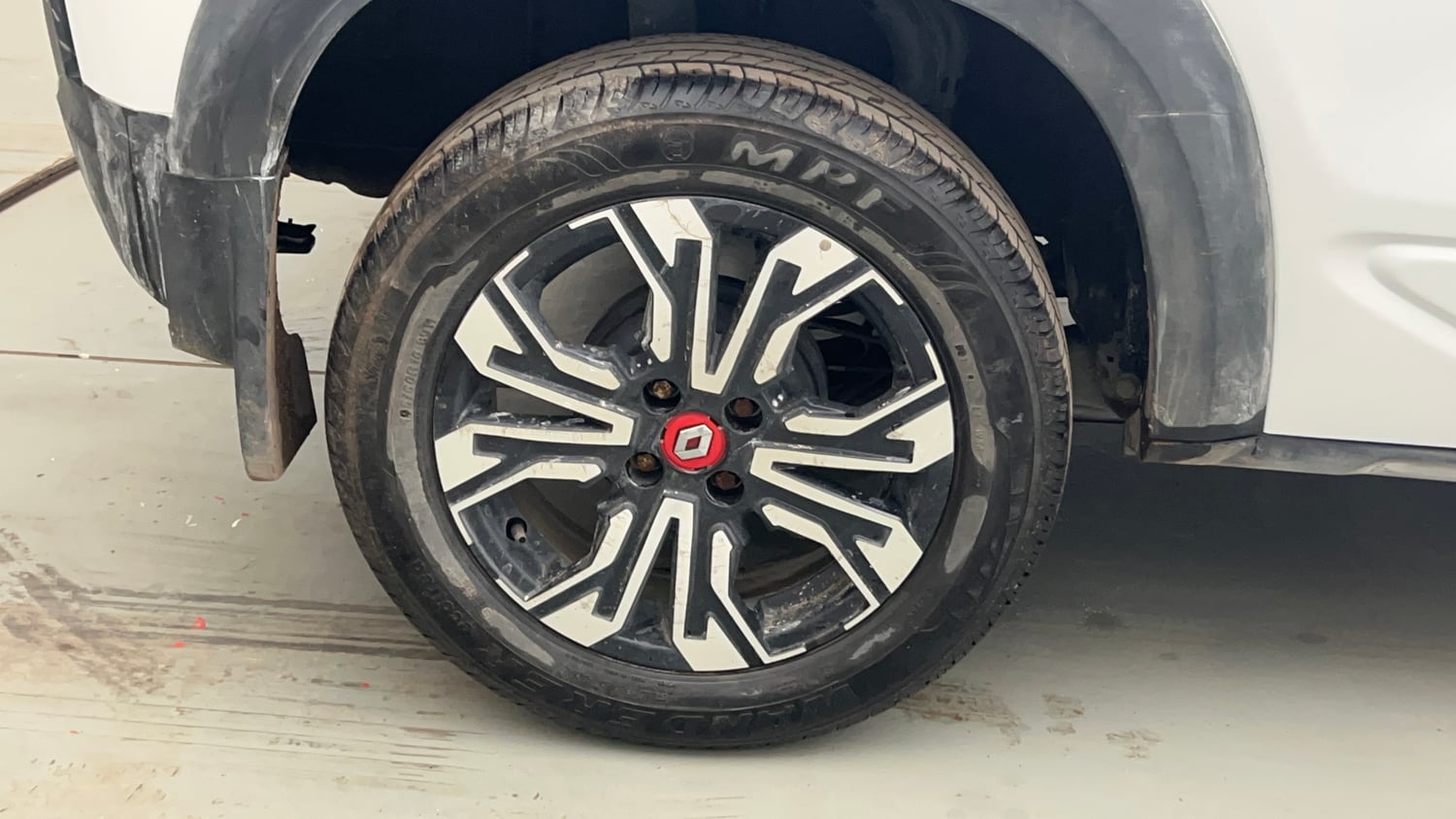 Used 2023 Renault Kiger RXZ AMT Dual Tone Petrol Automatic tyres RIGHT REAR TYRE RIM VIEW