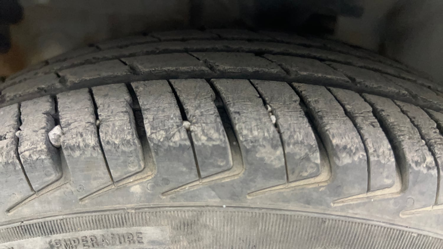 Used 2015 Hyundai i10 Magna 1.1 iRDE2 Petrol Manual tyres LEFT FRONT TYRE TREAD VIEW