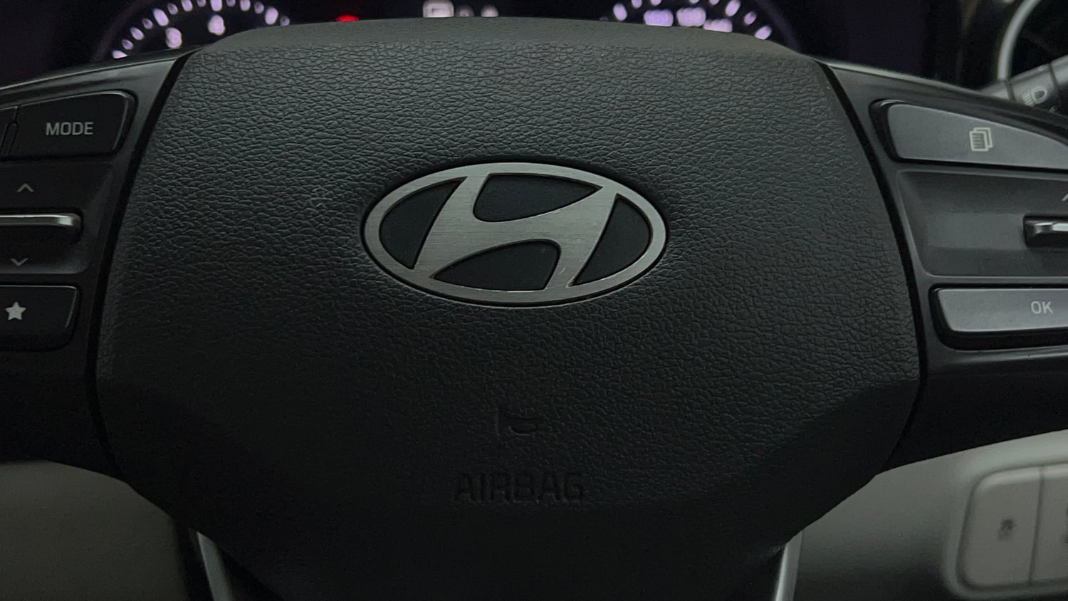 Used 2023 Hyundai Aura SX 1.2 CNG Cng Manual top_features Airbags