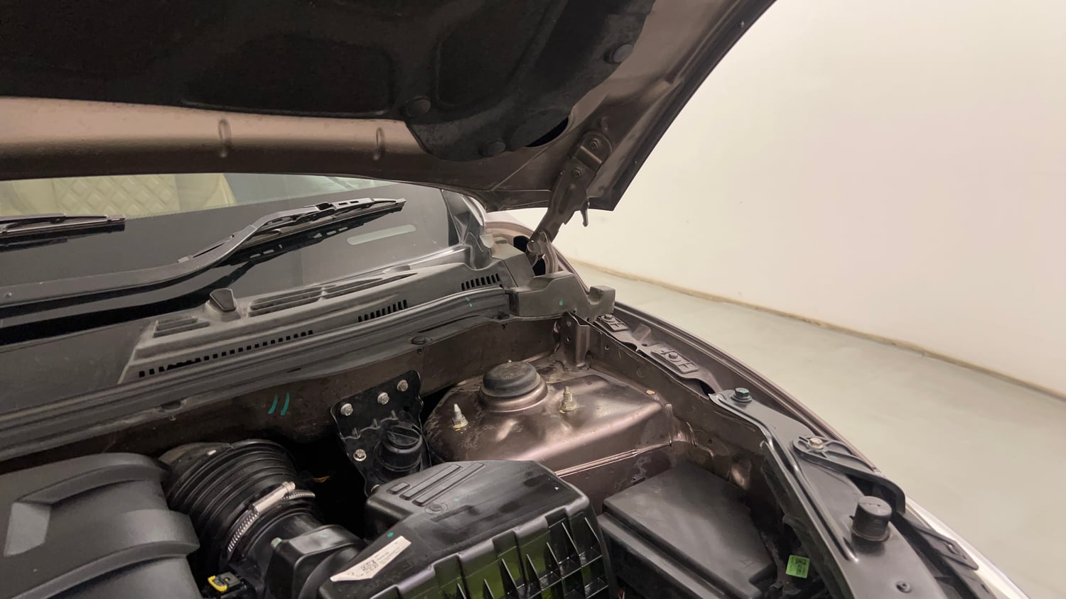 Used 2021 Mahindra XUV500 W11 Diesel Manual engine ENGINE LEFT SIDE HINGE & APRON VIEW