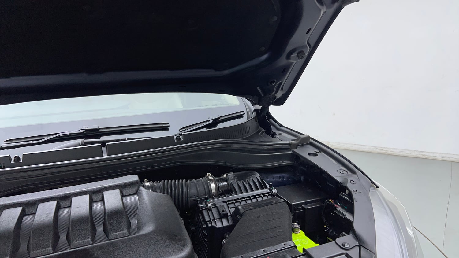 Used 2022 Mahindra XUV700 AX 7 Petrol MT 7 STR Petrol Manual engine ENGINE LEFT SIDE HINGE & APRON VIEW