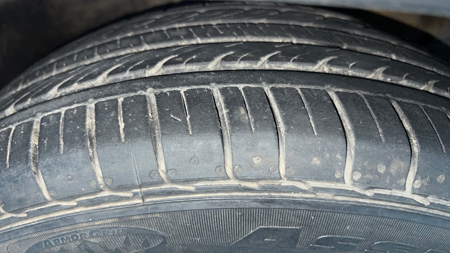 Used 2023 Kia Seltos GTX Plus 1.4 DCT Petrol Automatic tyres RIGHT FRONT TYRE TREAD VIEW