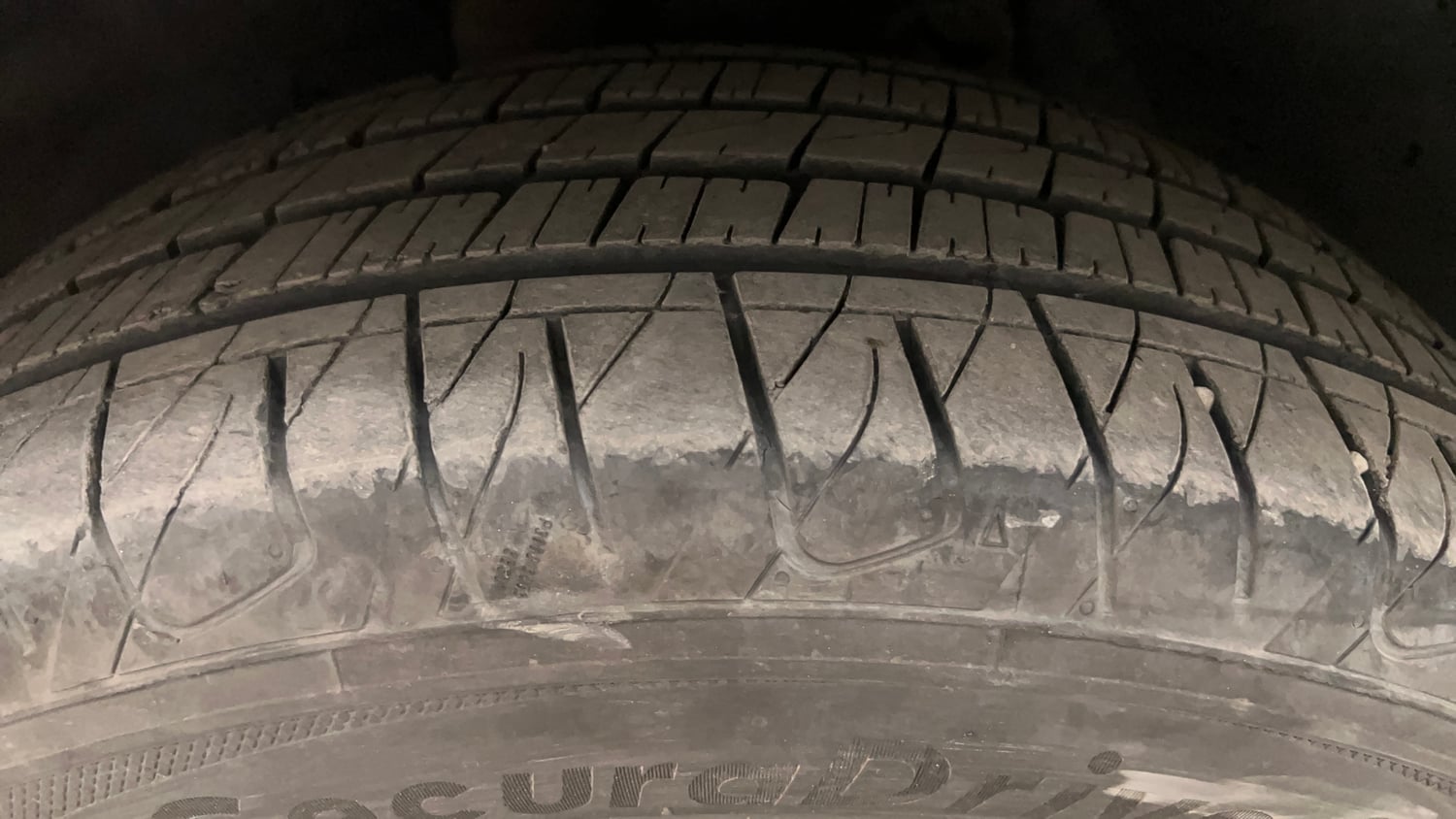 Used 2021 Mahindra XUV500 W11 Diesel Manual tyres LEFT FRONT TYRE TREAD VIEW