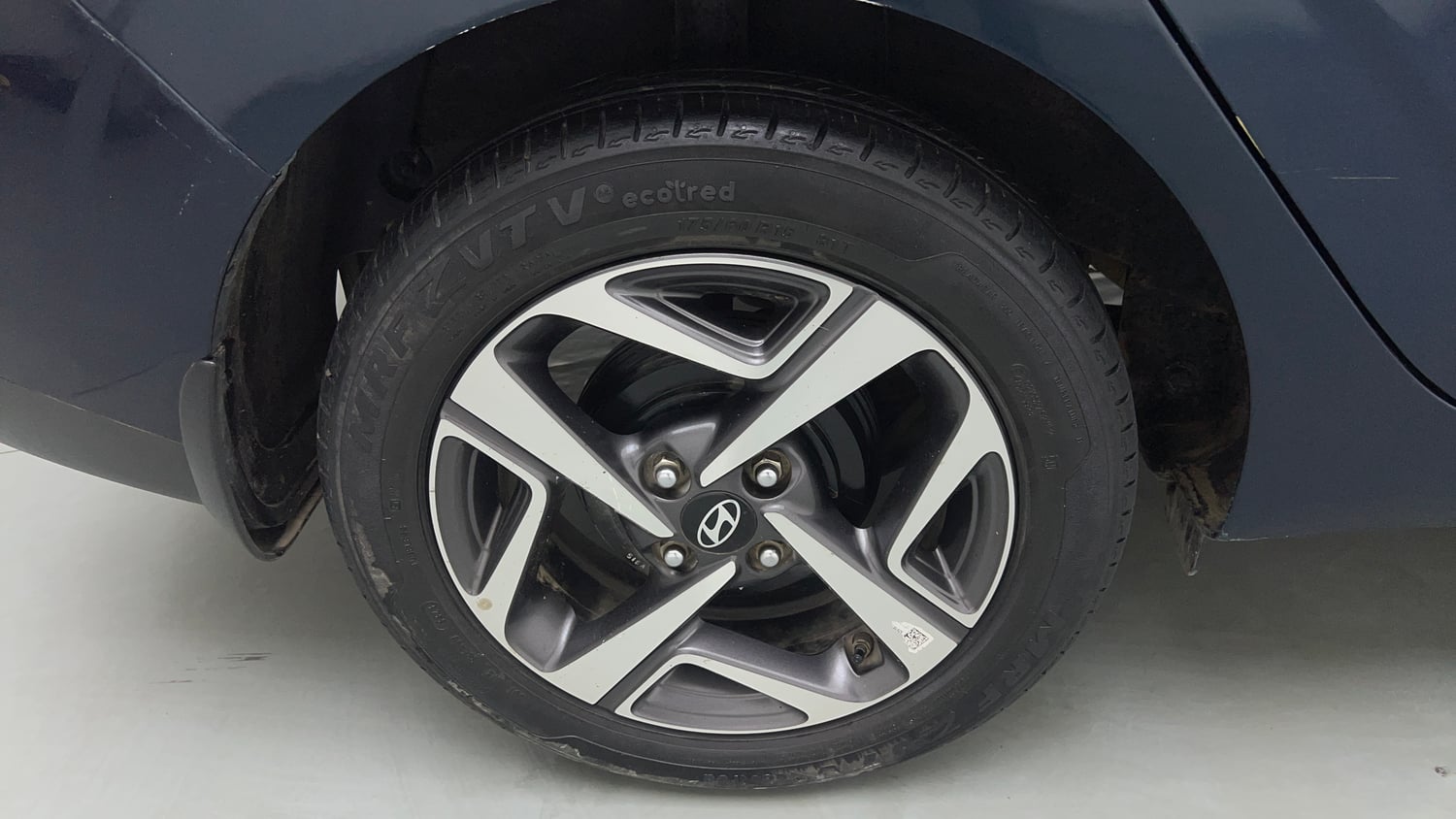 Used 2023 Hyundai Aura SX 1.2 CNG Cng Manual tyres RIGHT REAR TYRE RIM VIEW