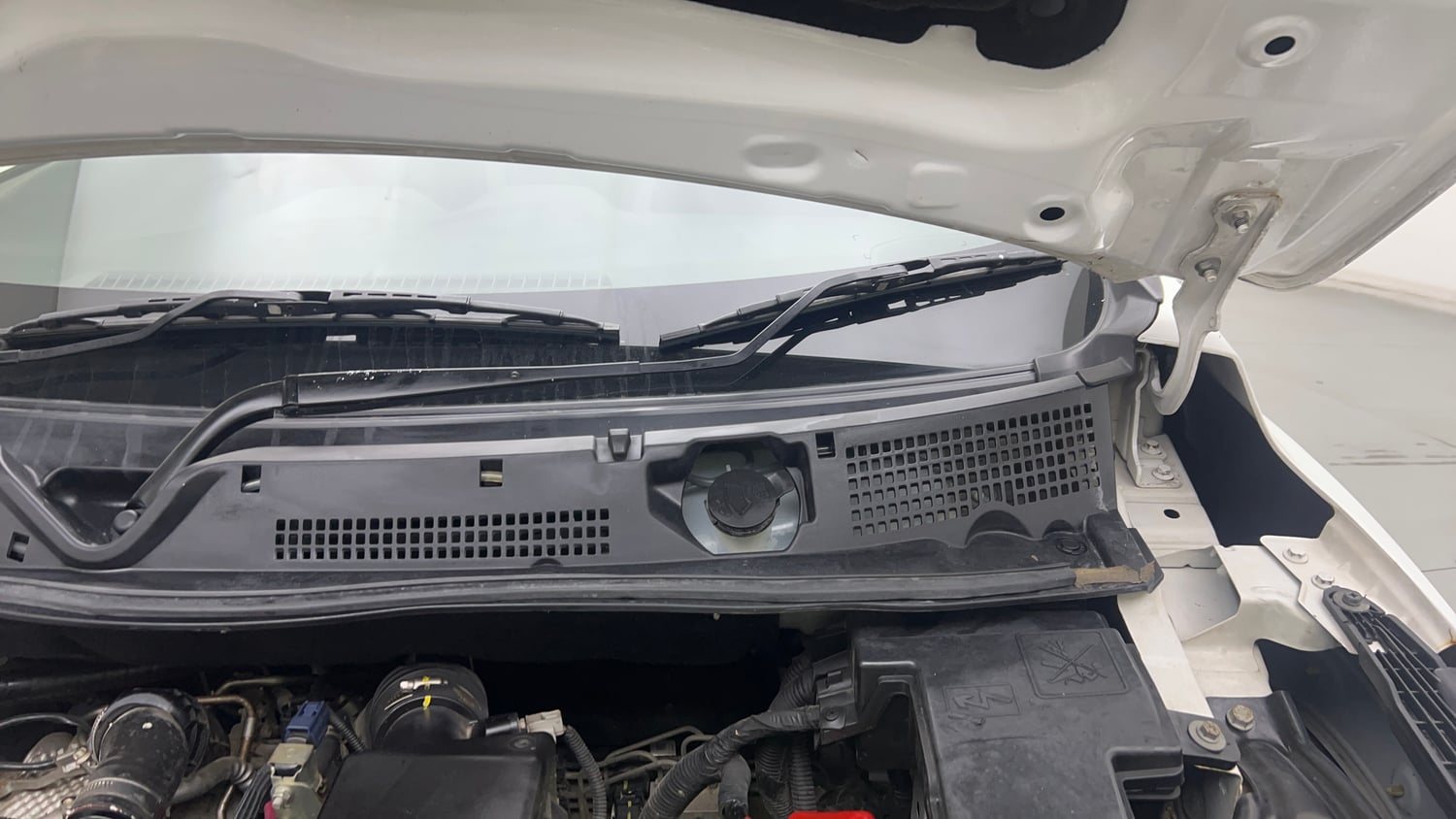 Used 2022 Nissan Magnite XV Turbo Petrol Manual engine ENGINE LEFT SIDE HINGE & APRON VIEW