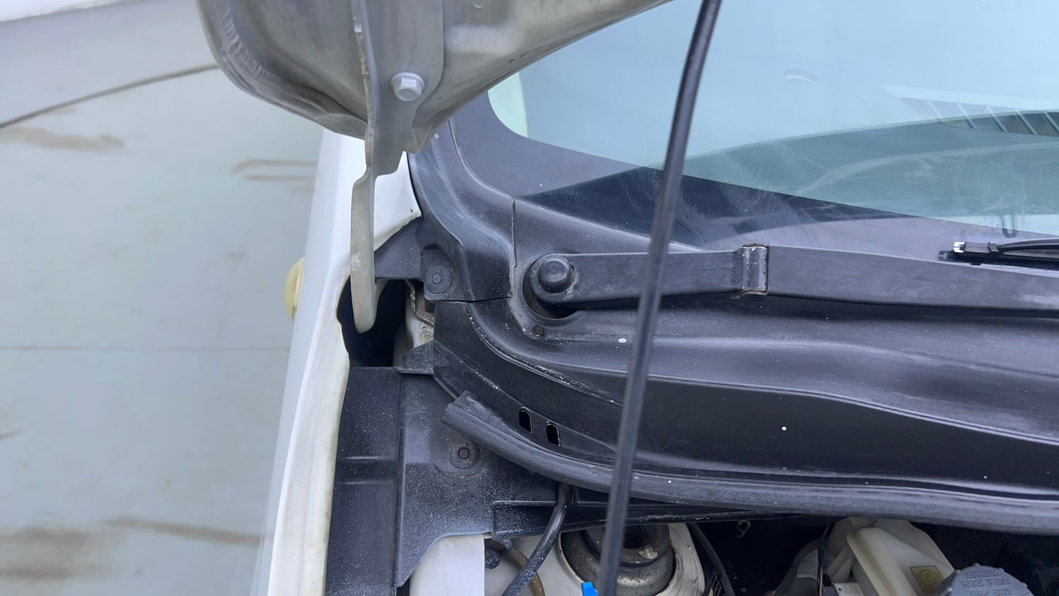 Used 2017 Maruti Suzuki Wagon R VXI+ Petrol Manual engine ENGINE RIGHT SIDE HINGE & APRON VIEW