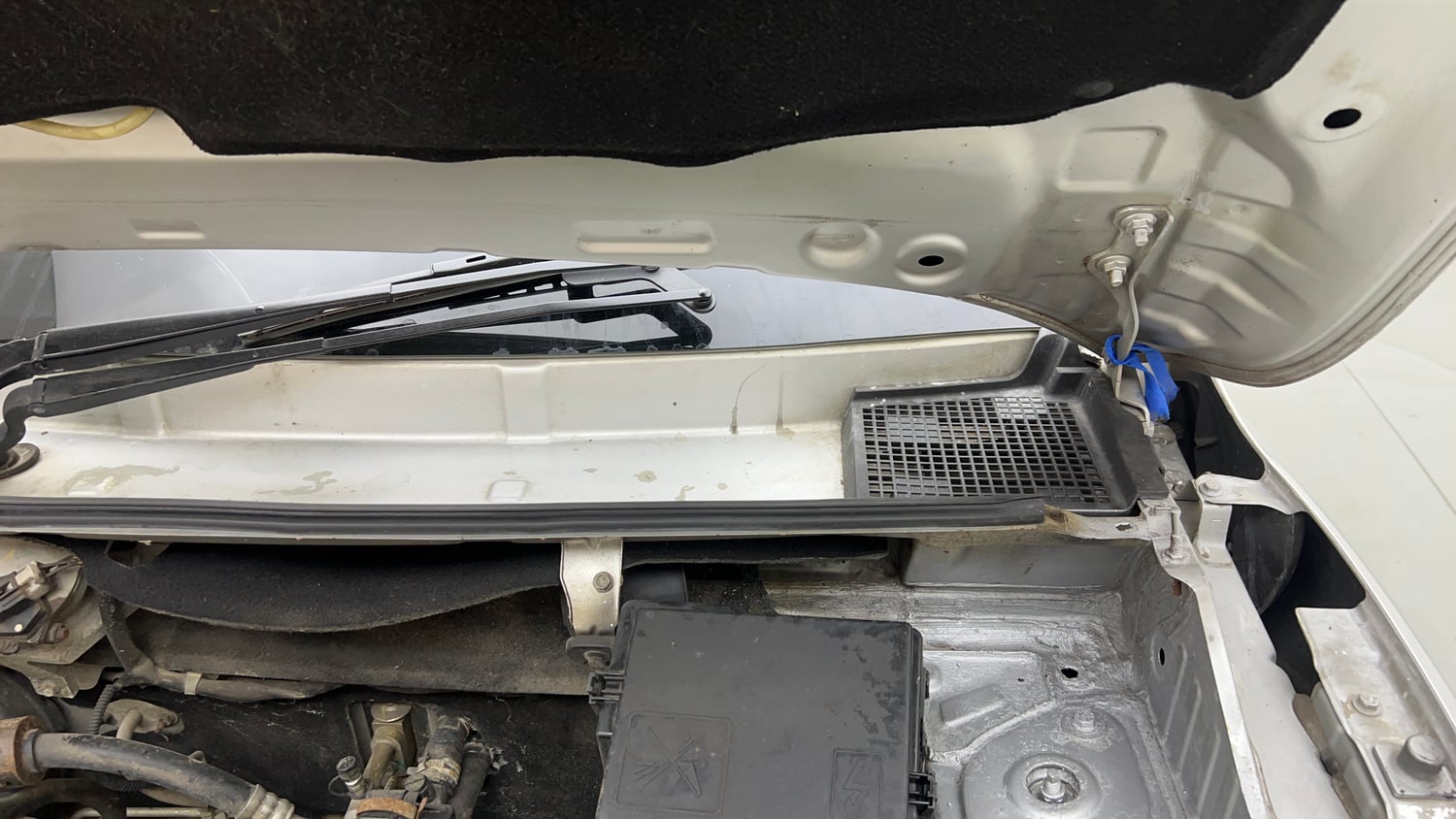 Used 2018 Renault Kwid 1.0 RXL Petrol Manual engine ENGINE LEFT SIDE HINGE & APRON VIEW
