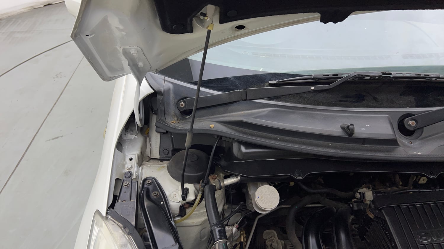 Used 2016 Maruti Suzuki Swift Lxi (O) Petrol Manual engine ENGINE RIGHT SIDE HINGE & APRON VIEW