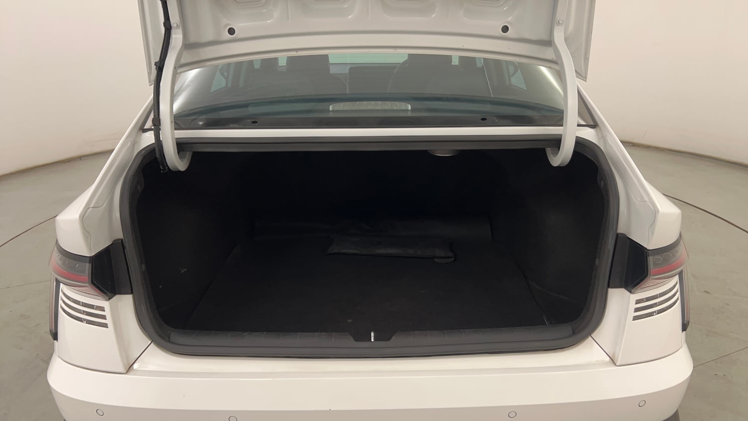 Used 2023 Hyundai Verna SX (O) 1.5 Turbo Petrol MT Petrol Manual interior DICKY INSIDE VIEW