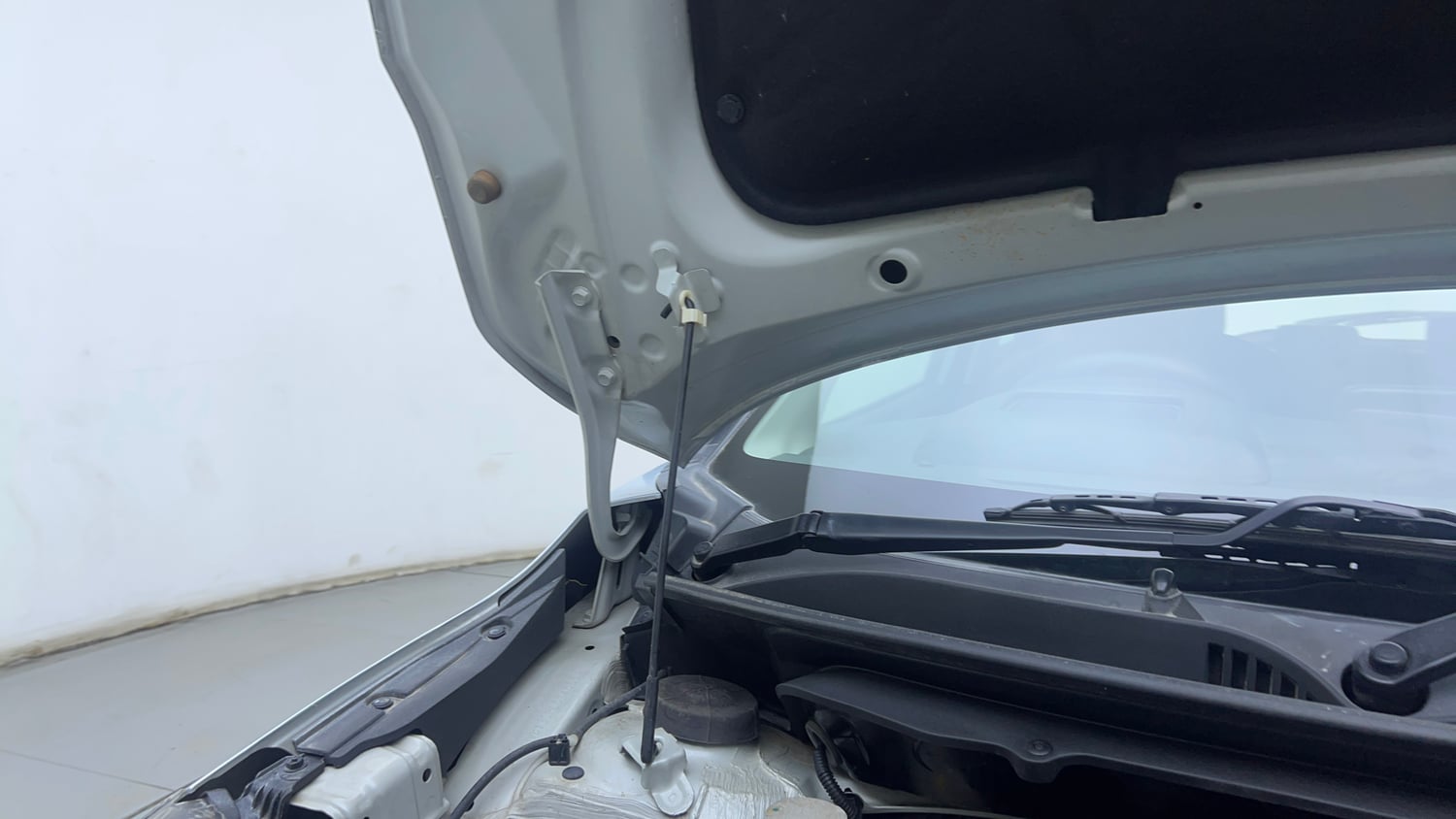 Used 2024 Maruti Suzuki Baleno Alpha MT Petrol Manual engine ENGINE RIGHT SIDE HINGE & APRON VIEW