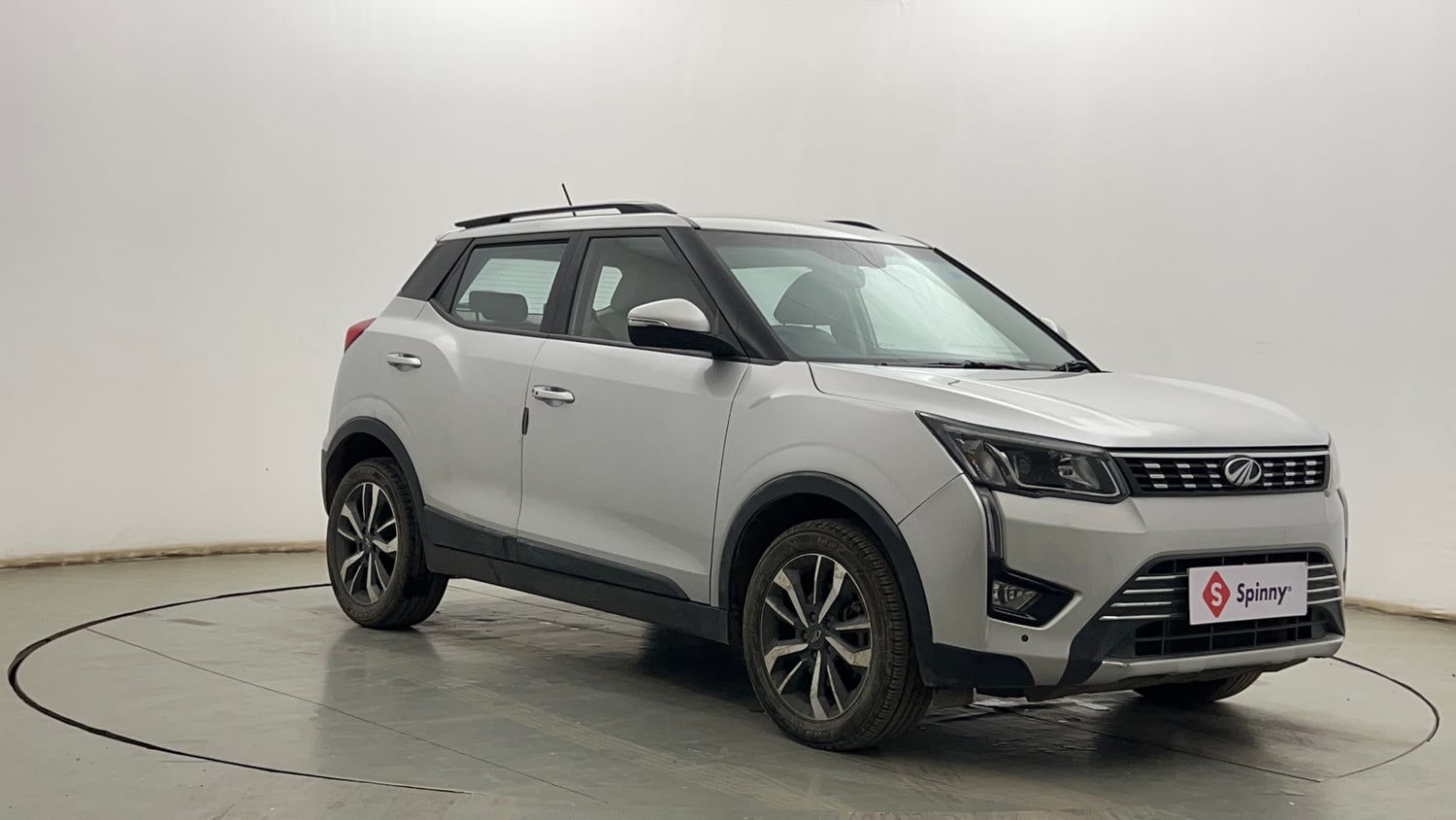 Used 2021 Mahindra XUV 300 W8 (O) 1.2 Petrol Petrol Manual exterior RIGHT FRONT CORNER VIEW
