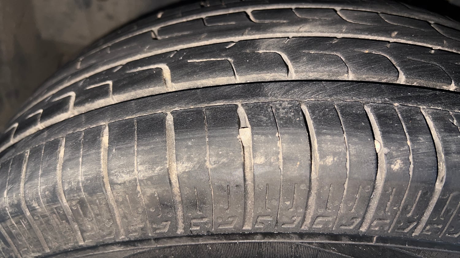 Used 2021 Renault Triber RXZ EASY-R AMT Petrol Automatic tyres LEFT FRONT TYRE TREAD VIEW